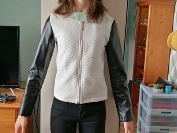 Veste blanche et noir