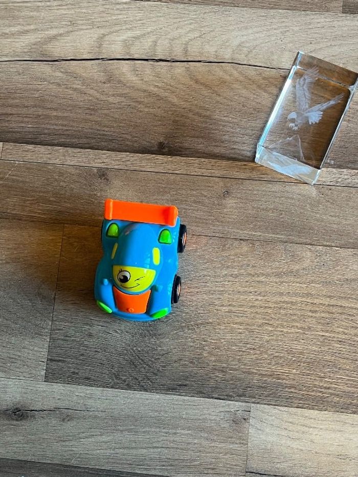 Je vend un jouet une petite voiture