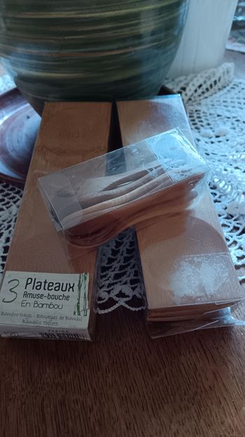 Plateaux amuse bouche et mini cuillères. En Bambou