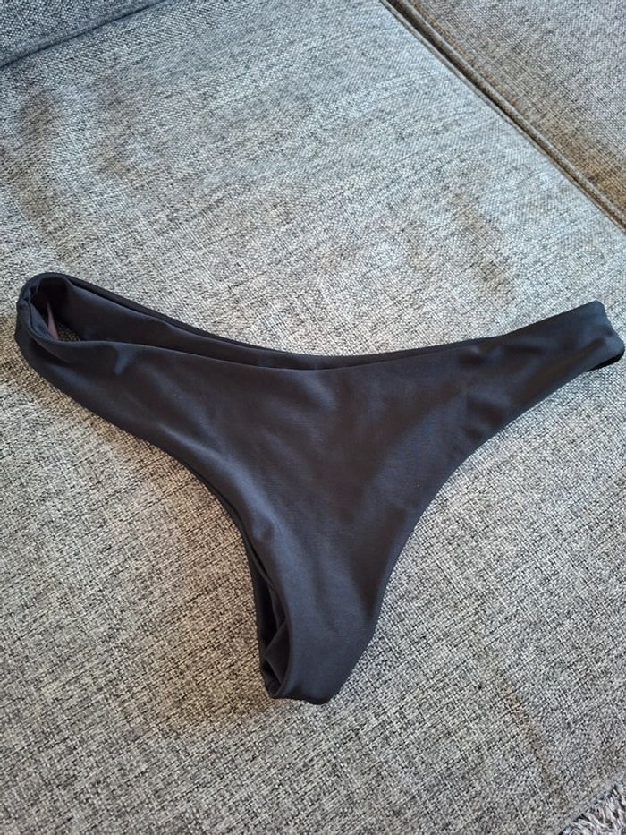 Bas de maillot tanga très échancré