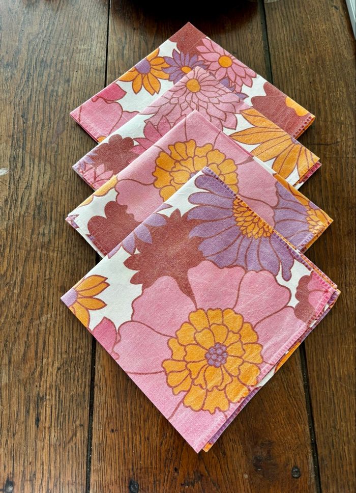 Vintage ensemble de 4 serviettes en tissu fleuries