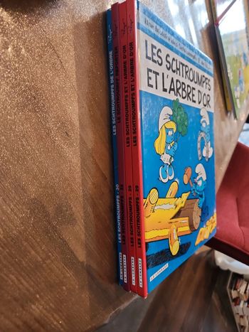 Lot de 4 bande dessinée : une histoire des Schtroumpfs