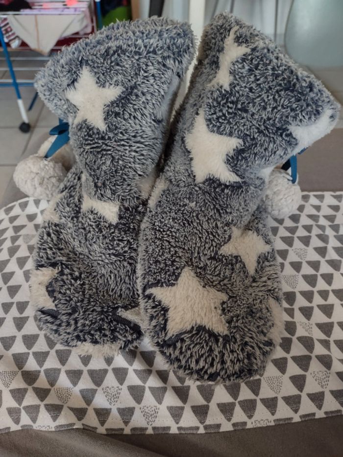 Bottines chaussons d'hiver grises à etoiles