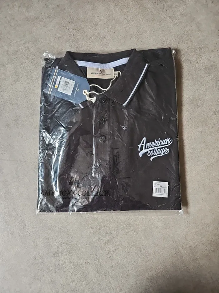 Polo American College neuf