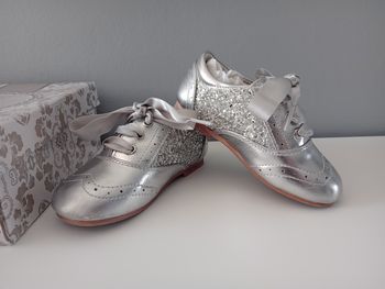 Paire de chaussures argentées 24