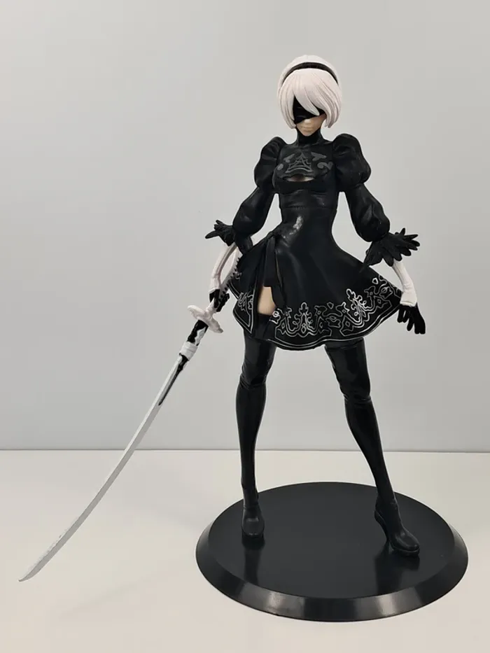 Figurine NieR:Automata - YoRHa No.2 Type B avec une épée