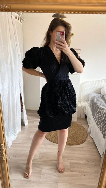 Robe satinée noir bouffante décolleté croisé