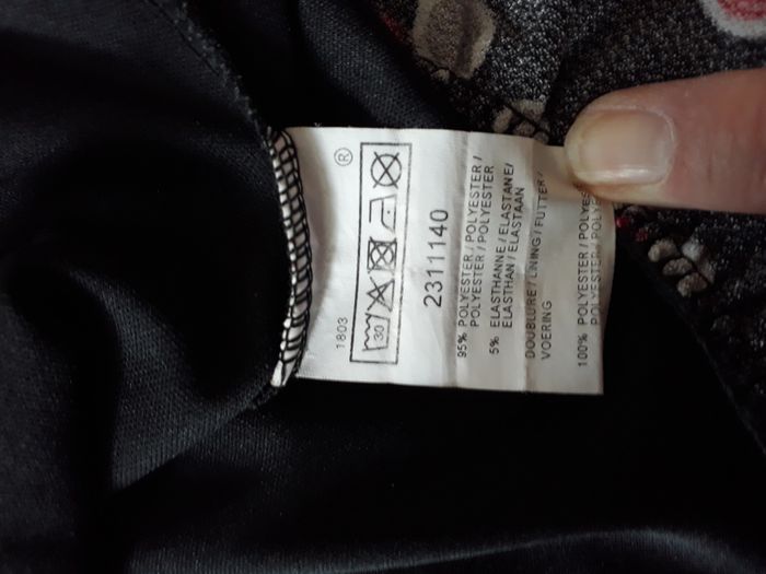 Robe courte noire avec des pois rouge et blanc taille 1 ( 36 ) - photo numéro 6