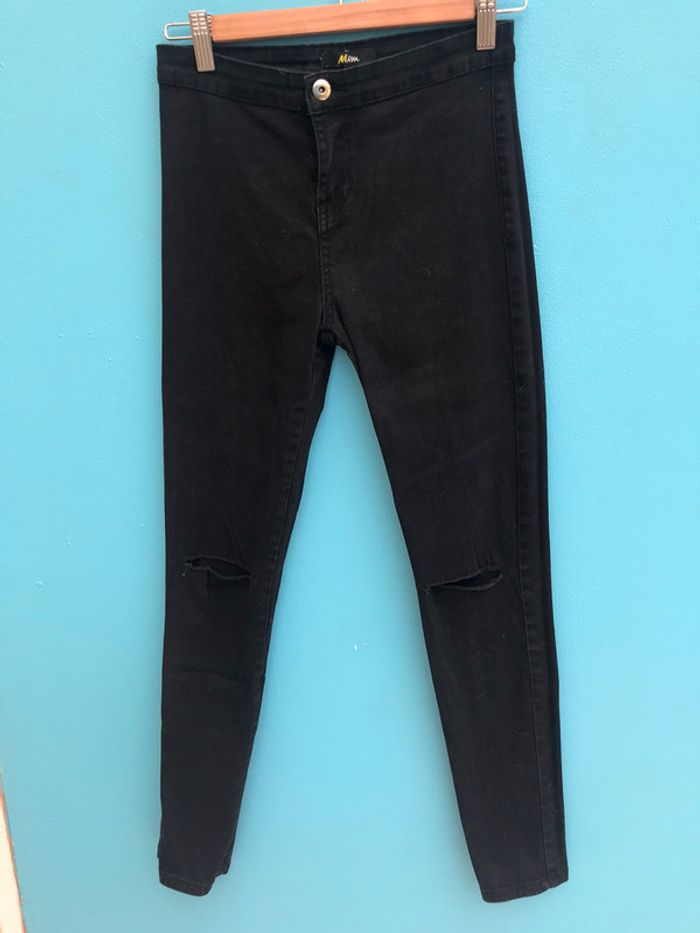 Jean taille haute noir troué aux genoux