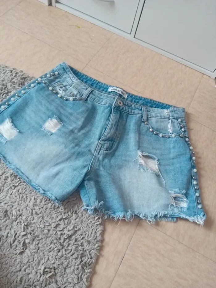 Short en jean avec des perles