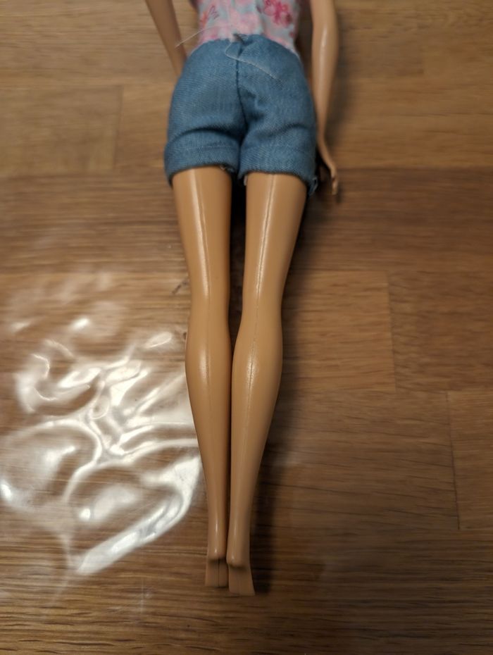 Poupée Barbie avec sa combi short
Très bon état - photo numéro 3