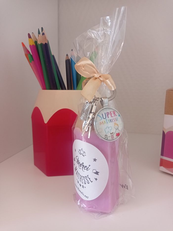 Crayon bougie + porte clefs Maîtresse (Rose lavande )