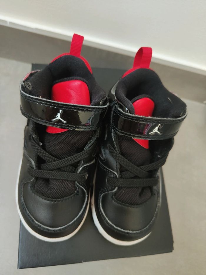 Basket Jordan Nike taille 22 - photo numéro 5