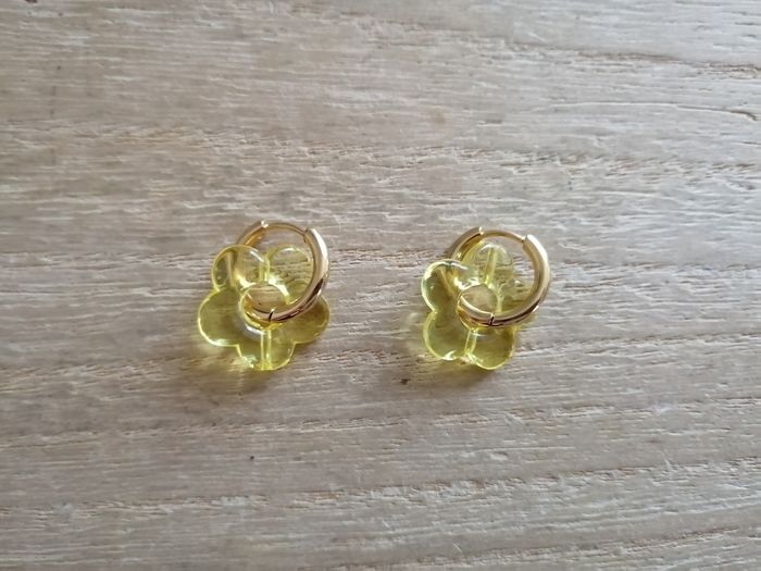 Boucles d'oreilles anneaux dorés en acier inoxydable avec fleur jaune transparente neuves - photo numéro 2
