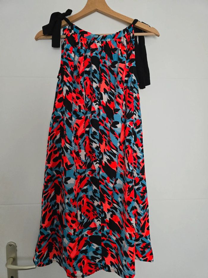 Robe avec motifs rouge et bleu