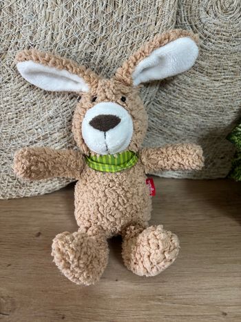 Doudou lapin marron foulard vert sigikid