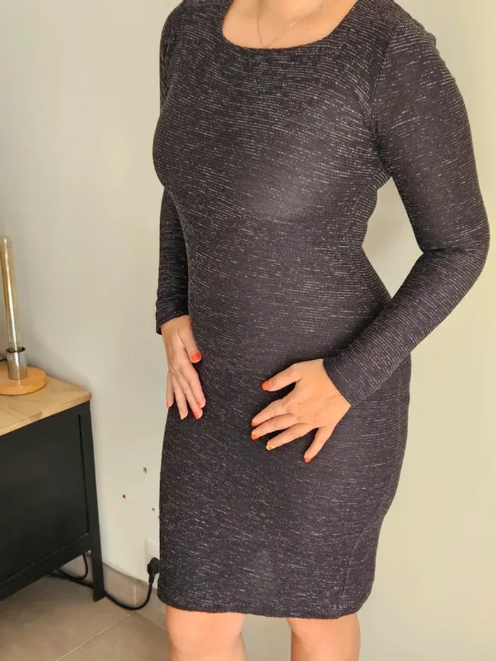 Robe moulant noire et argentée - photo numéro 2