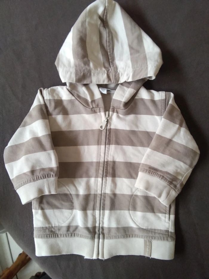 Ensemble gilet à capuche et tee shirt