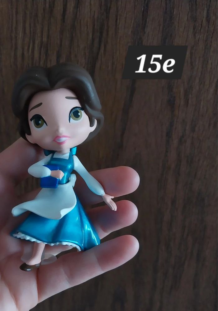 Figurine belle paysanne