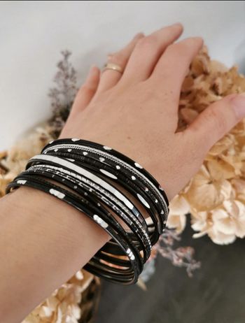 Bracelet fantaisie noir neuf