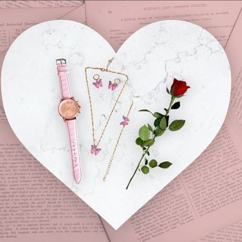 Parure bijoux neuve montre et ces bijoux assorti