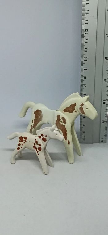 Cheval vintage blanc taches marron avec poulain playmobil