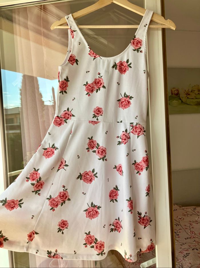 Robe patineuse blanche à fleurs roses 🌸 - photo numéro 3