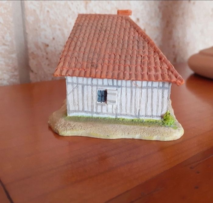 Maison 🏠 miniature en résine - photo numéro 5