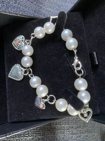 Bracelet perles coeurs pendants strass