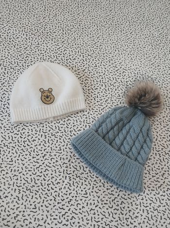Lot 2 bonnets bébé 3/6 mois – Disney Baby Winnie + bonnet gris pompon
