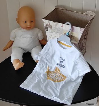 👶 T-shirt bébé mixte 18 mois – motif poisson – blanc & moutarde