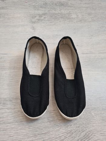 Chaussons de gymnastique Domyos de Decathlon pointure 31 noirs et blancs