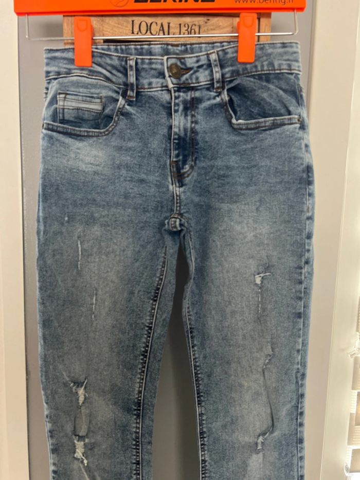 Jean bleu clair troué - photo numéro 2