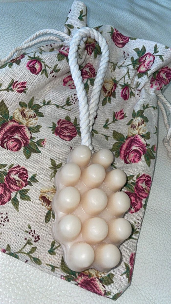 Savon de Massage Artisanal Pétales de Rose & Douceur - NEUF - photo numéro 2