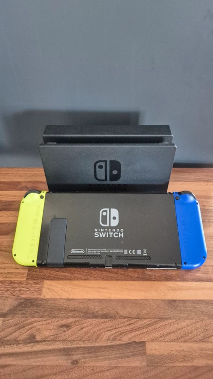 Console Nintendo switch avec chargeur manettes - photo numéro 5