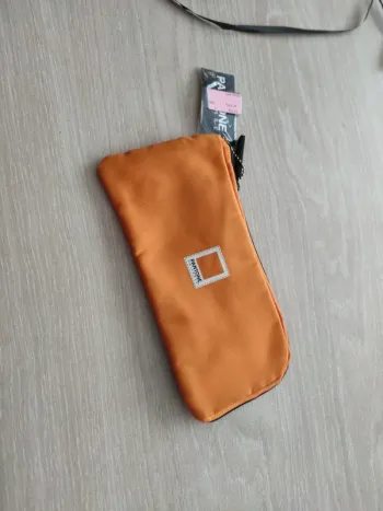 Trousse pantone 152c
