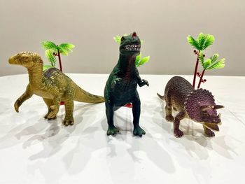 3 grandes figurines dinausores