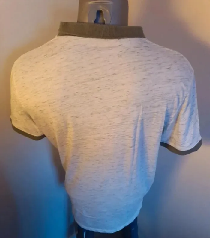 👕 Polo gris clair à détails foncés - photo numéro 3
