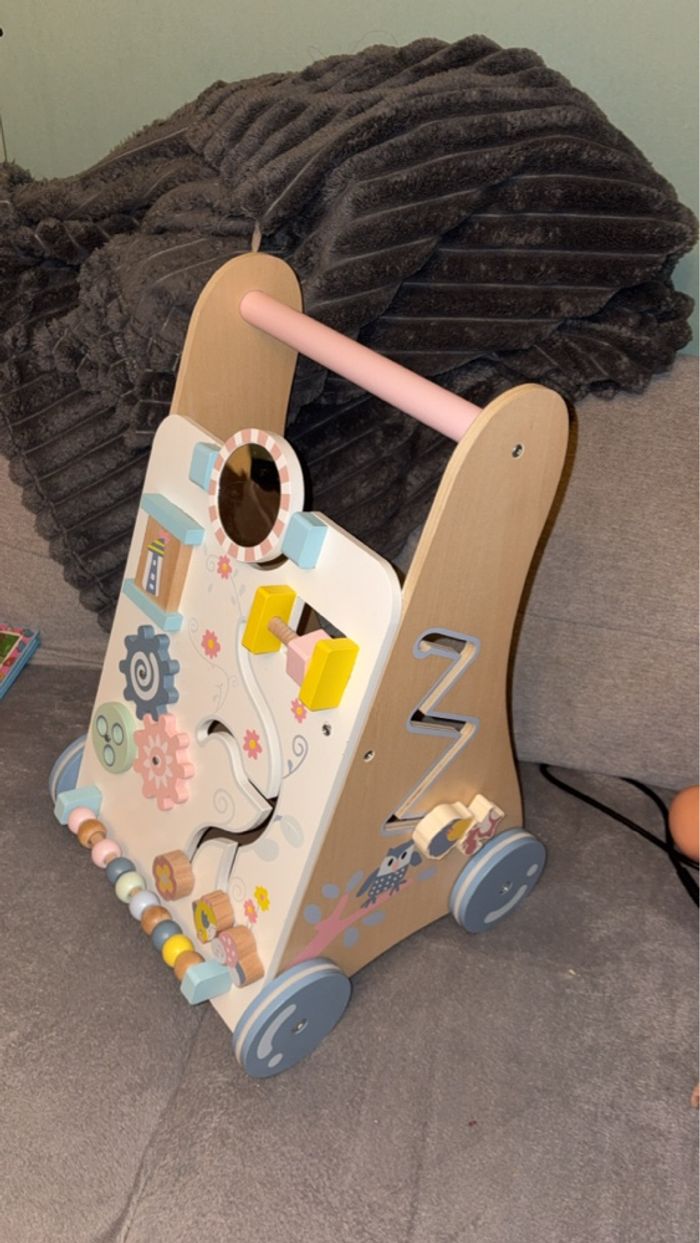 Chariot de marche + activités dessus