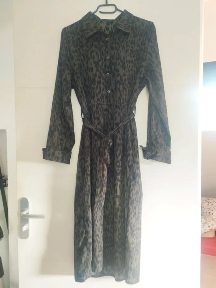 Jolie robe midi vert kaki imprimé léopard S/M