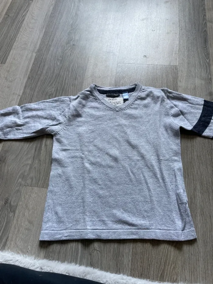 Un tee shirt et un pull 5 ans - photo numéro 2