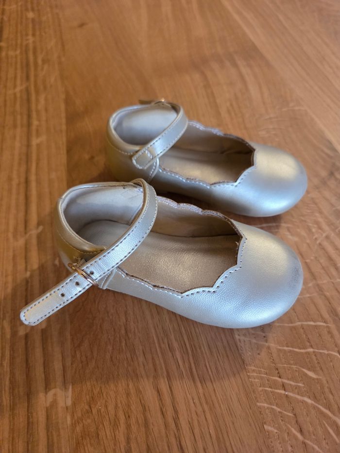 Sandales dorées Okaidi 20