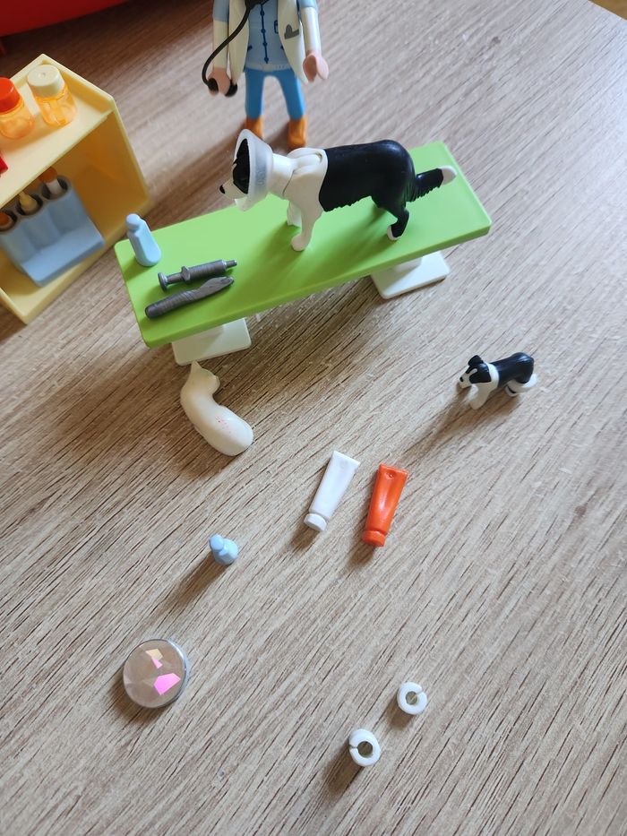 Playmobil 5653 – Valisette Vétérinaire ✨ Notice inclusePlaymobil 5653 – Valisette Vétérinaire en très bon état, idéale pour les petits soigneurs d’animaux 🐶🐱
✅ Notice incluse
✅ Tous les éléments principaux visibles présents
⚠️ Il manque seulement 2 petits - photo numéro 3