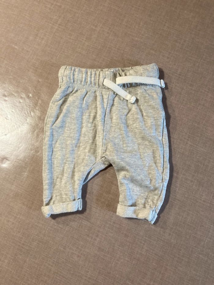Pantalon bébé gris HEMA – Taille 56 (1-3 mois)