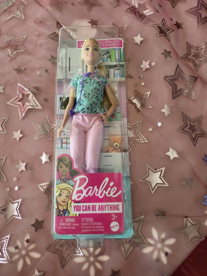 Poupée de barbie docteur