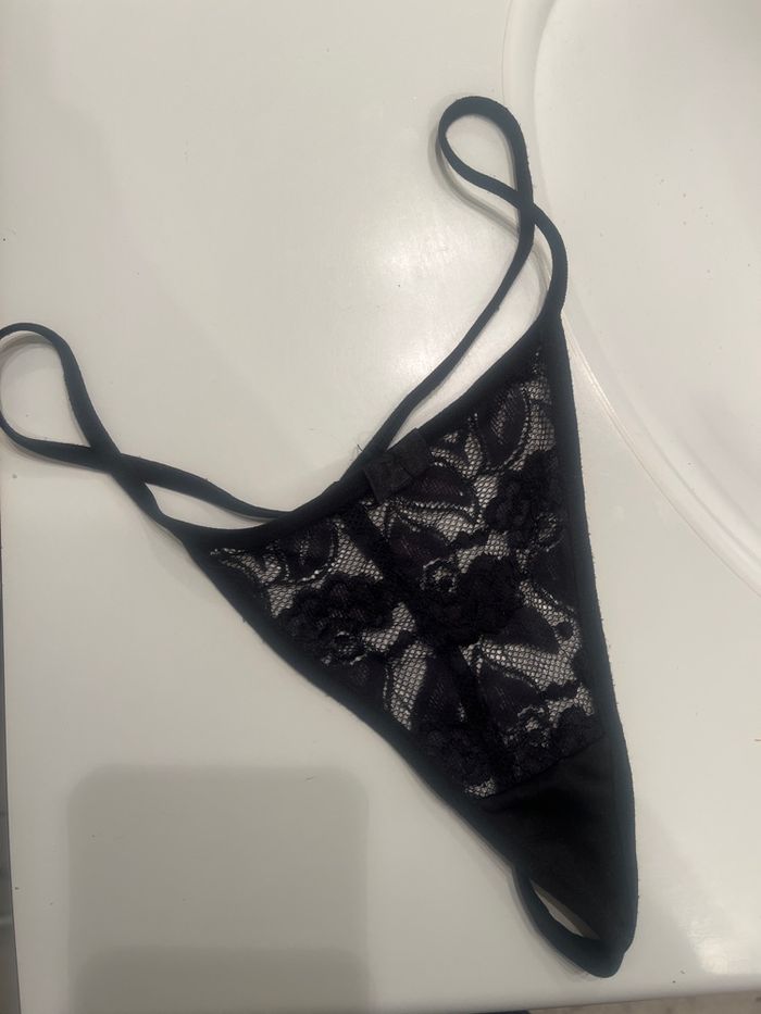 String ficelle noir en dentelle Taille S - photo numéro 2