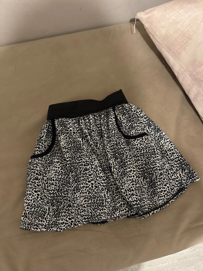 Jupe noir et blanche 6 ans peu porté