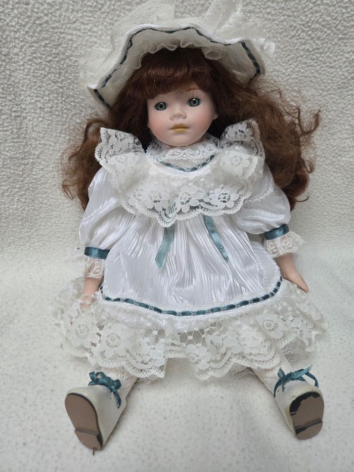 Poupée décorative en porcelaine - photo numéro 2