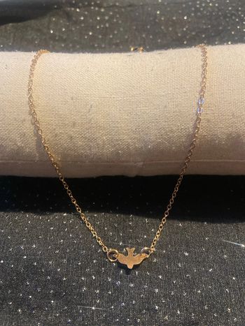 collier doré ras du cou oiseau