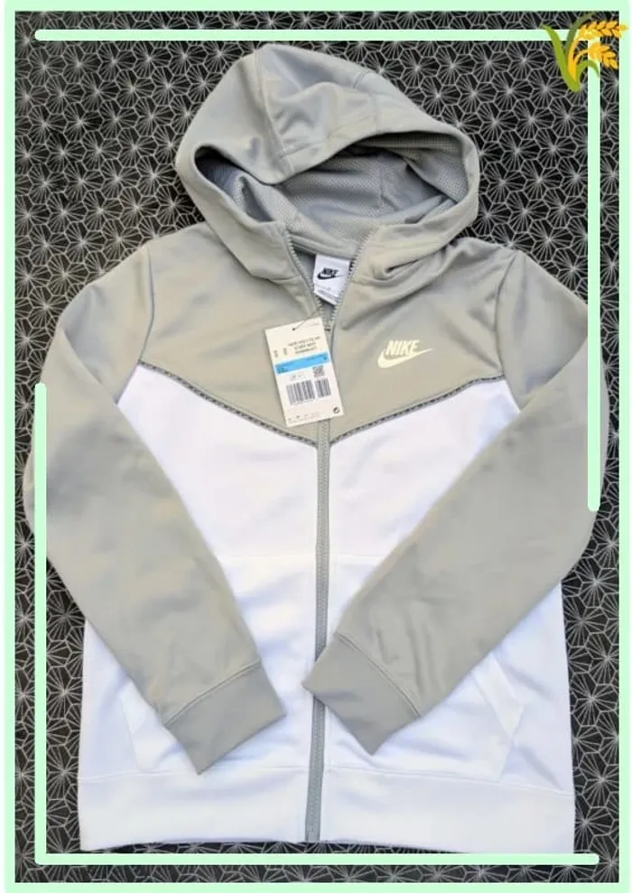🧥 Veste à capuche Nike Tape Poly FZ HD – Gris/Blanc